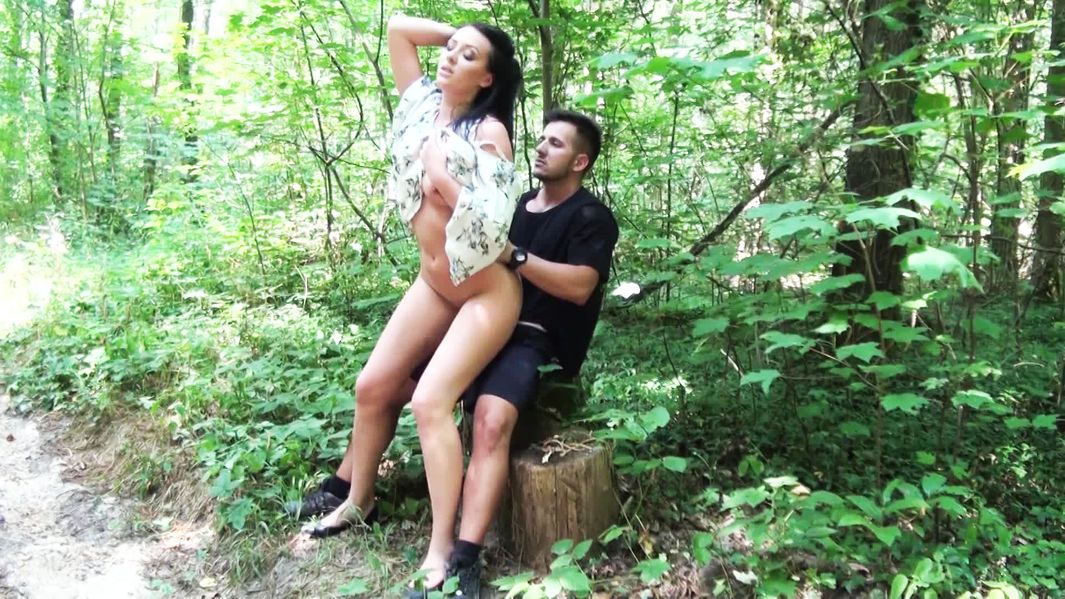 Carolina, 30ans, se fait prendre en plein air dans la forêt ! - www.porno-baguette.com